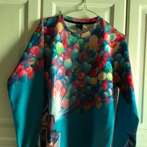  - Tröja i rätt tunt material från filmen Up. Köpt på Serpent Urban Clothing och aldrig använd. Köpt för 550kr. Köparen står för frakten