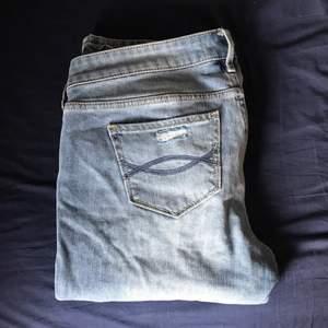 Ljusa Abercrombie bootcut i strl 27/32, väldigt fina men tyvärr för små för mig. Möts upp i Sthlm eller fraktar 