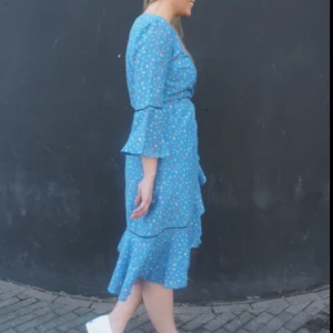  - Klänning från Ganni i storlek 36. Passar S/M.   Jättefin - men kommer inte riktigt till användning, så därför säljer jag den.   Nypris 2 150 kr.   (Lånat några bilder)