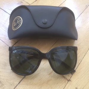  - Oanvända Ray-Ban Cats 1000 RB4126 i svart. Nypris 1200kr  Hämtas i Hägerstensåsen eller skickas med posten mot fraktkostnad 