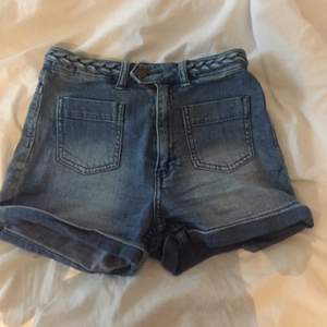 Snygga högmidjade shorts från HM i storlek 34. Säljer dom för att dom är för små. 