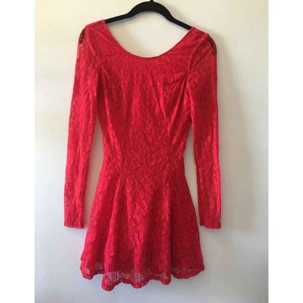 Söt röd spetsklänning från H&M. Låg ringning i ryggen (väldigt snyggt på). Klänningar.
