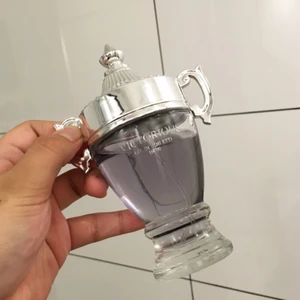  - Jättefin parfym från Victorious. Tagit 2-4 sprutt så nästan helt ny är den! Säljs pga får inte plats med fler parfymer. frakten ligger på 39kr! 