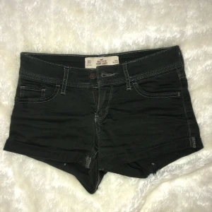  - Ett par shorts från hollister i en fin grön färg. Jag säljer dem pågrund av att dem blivit försmå. Dem är som gått som nya, inga slitningar eller hål. Jag är jätte nöjd med köpet och säljer nu ett av mina favorit shorts
