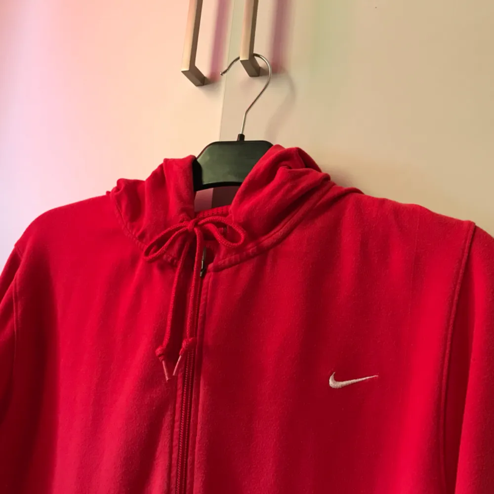 Nike hoodie,  Säljes pga av att den används alldeles för lite. Frakt ingår i priset.. Hoodies.