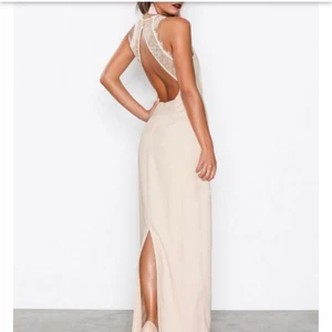  - Skitsnygg långklänning från Nelly! Fin rosa färg. Använd 1 gång på ett bröllop. 