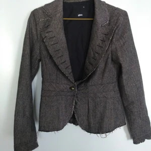  - Kavaj från Gina Tricot. En knapp därfram, fransdetaljer. Knapphålen på kavajslagen är bara detaljer. Skick: Använd fåtal gånger. Gratis frakt!