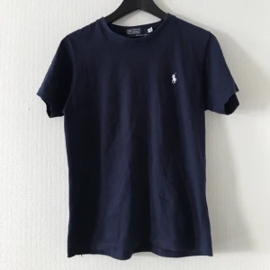 - Navy Polo Ralph Lauren tröja. Använd en gång. Perfekt skick. Frakt 15kr💙