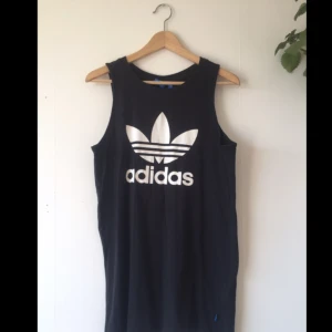  - Klänning/långt linne från Adidas. Storlek 36. Använd men i mycket fint skick. Bomull. Möts i Stockholm eller skickas mot fraktkostnad. 250 kr inklusive