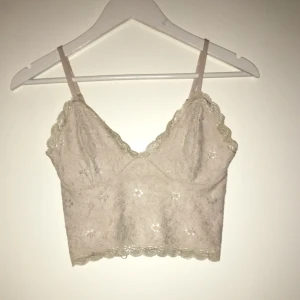  - Super snygg spets topp från Bik Bok. Den har en väldigt snygg beige färg. Passar både till fest och vardags beroende på hur man man matchar den :)