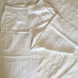 Vit byxor - Vit Mango byxor (Suit Edition). Aldrig använd. Säljer pga den passar inte i midjan längre.  Swish, kan mötas upp runt Sthlm 🌻