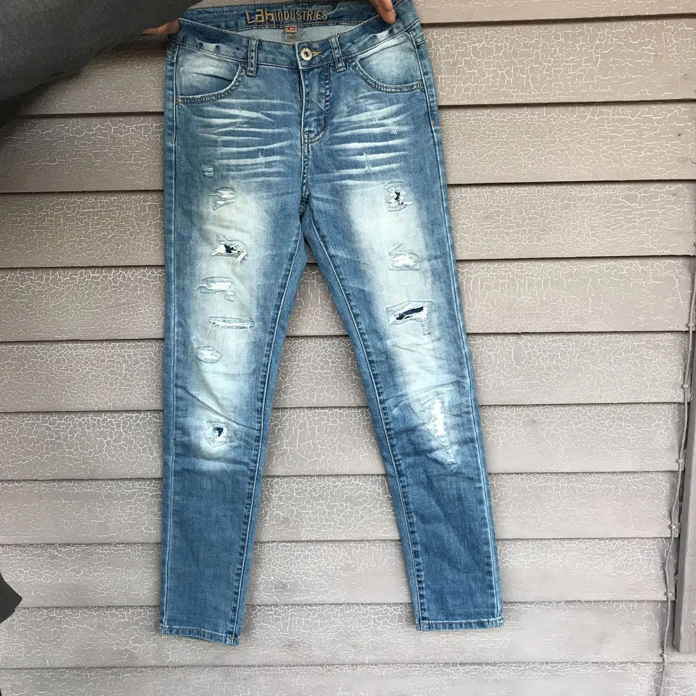 Sååå coola jeans! Sitter som en smäck över rumpan😋 frakt: 55kr. Jeans & Byxor.