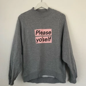 - Oversize sweatshirt med tryck från Monki. Frakt 70kr
