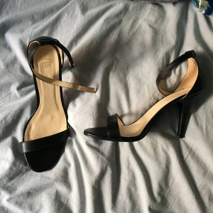  - Fina diskreta klackar som passar till både vardag och fest.