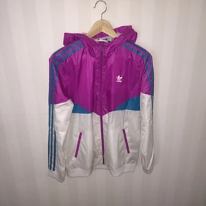  - supersnygg jacka från adidas ! superbra skick🌸