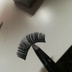  - 3e bilden visar hur fransarna ser ut på. Skriv privat för fler bilder på hur de ser ut på ✨ Prislista: 1 par = 30 kr 2 par = 50 kr 5 par = 100 kr  Obs fransarna på 1a & 3e bilden är stylade med borste och ögonfransböjare. De som säljs är ostylade och oanvända. 