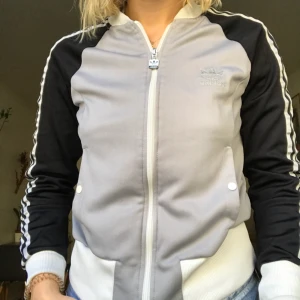  - Supersnygg Adidaströja, använd några få gånger. Stor att det är storlek 40 men passar S-M. Fler bilder går att få för den intresserade 🌞🌻