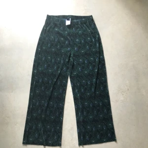  - Superfina byxor i populär modell från Gina tricot. Använda fåtal gånger. Är som nya. Vi frakt betalar köparen fraktavgift.