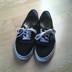 - Svarta vans authentic strl 40 