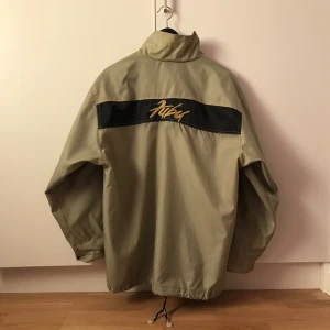  - Vår/höst jacka i märket Fubu. Nästan helt oanvänd. Finns något litet slitage men det är  ej märkbart, (kan skicka bild på det om det önskas). Frakt ingår i priset.  Obs! Priset är förhandlingsbart!