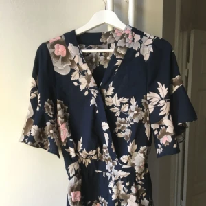  - Jumpsuit som är för kort för mig. Söt nu när sommaren kommer. En liten liten fläck på en byxbenet, bör gå bort med skrubbning. Kan försöka ta bort den om ni vill köpa. Köpare står för frakt (men kan diskuteras) eller upphämtning i Malmö.  