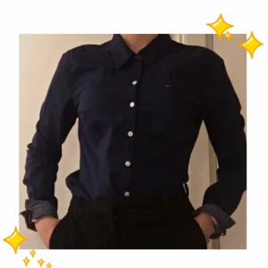  - mörkblå/navy skjorta köpt från en tommy hilfiger outlet. passar storlekarna xs-s då den är figursydd vid midjan men lösare vid ärmarna och längst ner på skjortan. insidan av kragen och insidan av ärmarna är i prickigt mönster som syns om man viker ut de. 