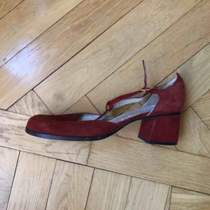  - Fina skor i mocka/mockaimitation köpta second hand och använda 2ggr. Stl 40, men små, så passar en 39a bättre skulle jag säga. 