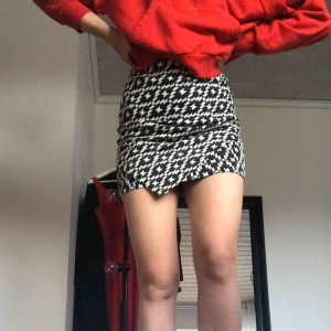  - Vit och svart- mönstrad, tajt, kjol. Tar endast swish och frakten är inte inräknad i priset! 