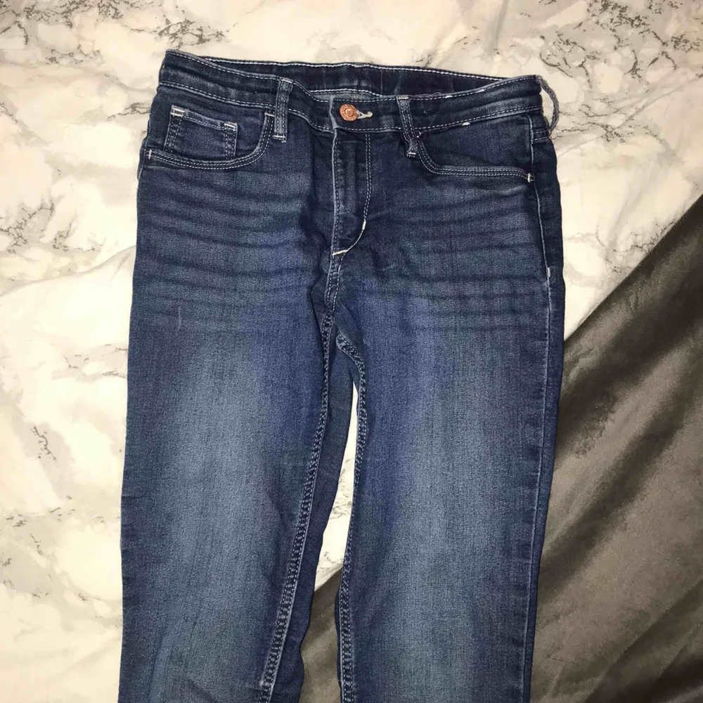 Sjukt fina jeans som formar kroppen fint💓 medelhög midja💕 passar en xs/xss💜 skicka ett meddelande för fler bilder! Kom med prisförslag💗. Jeans & Byxor.