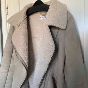 BIKERJACKET BEIGE - Beige bikerjacket Storlek 36/38