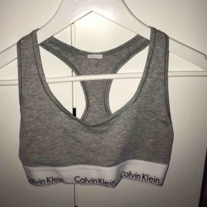  - Säljer denna super sköna topp från Calvin Klein.  Säljs pga att den är för liten för mig. Det är brottarrygg i bak som man ser på sista bilden. Märket är såklart äkta (köpt på Holmlunds) 