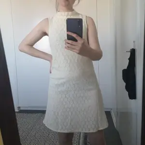 Har bara använt denna fina klänning på min student. Den är inte helt vit utan mer krämvit, den har så fina detaljer och är väldigt vintage - aktig. Köparen står för frakt. 