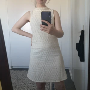 Sommarklänning från monki - Har bara använt denna fina klänning på min student. Den är inte helt vit utan mer krämvit, den har så fina detaljer och är väldigt vintage - aktig. Köparen står för frakt. 