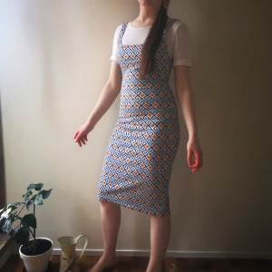 Solklänning Zara - Strandmönstrad klänning från Zara med slim passform och låg halsringning 🌻😽 Stretchigt material. Frakt tillkommer! 