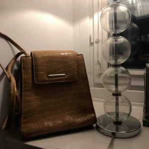  - Beige axelväska från puccini. Använd få gånger men köpt begagnad för ca. 300. Bra skick. Köparen står för frakt.