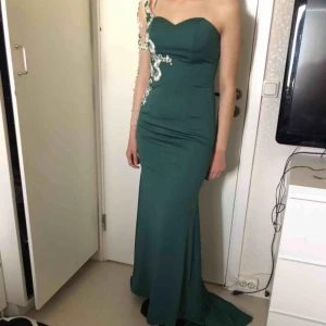  - • En fin skogsgrön klänning • En armlös och en med spets • Aldrig använts, prislappar är kvar! • Stl. 34 (passar även 36) • Pris: 320kr + frakt🛍