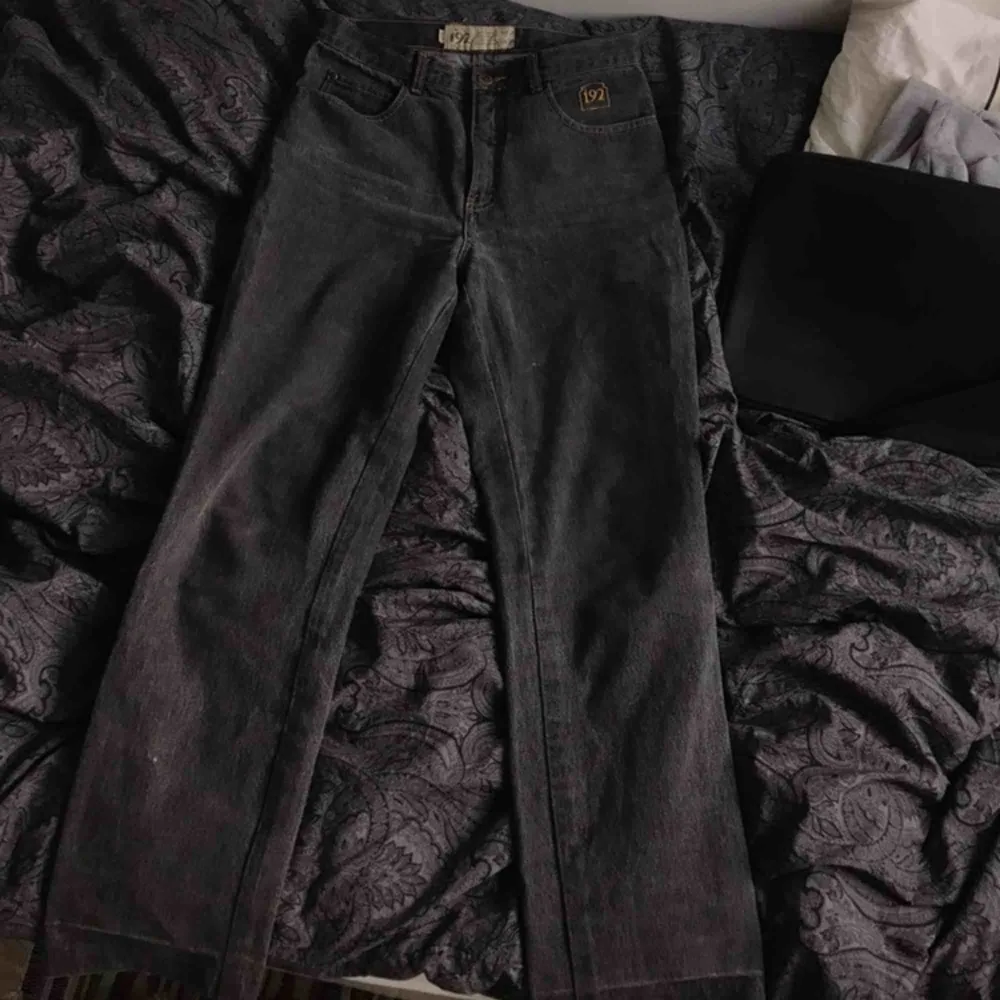 Ett par svartgråa jeans med gul söm, köpta second hand . Jeans & Byxor.