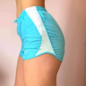  - Sportiga poolblå shorts med vitt på sidorna💥 