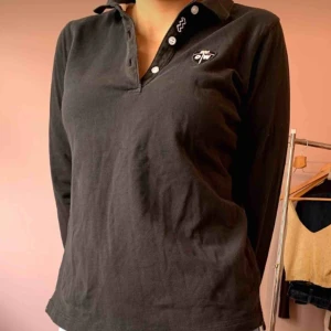  - Snygg piké! Går att matcha till så snygga outfits♟