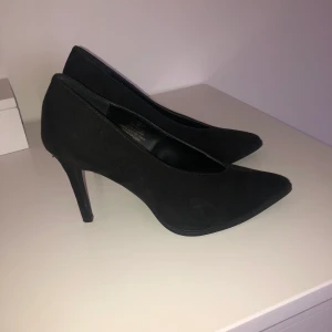Svarta pumps  - Svarta pumps. Använd några få tals ggr. Stl 38-39 skor från HM. 