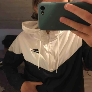  - Svart vit jacka från nike💞 Knappt använd och superfin!