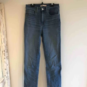  - Säljer dessa mörkblåa jeansen från Levis💖 dom är i fint skick har använt dom ett fåtal gånger, dom är jätte sköna på, säljer pga storleken. Frakt betalar köparen💖
