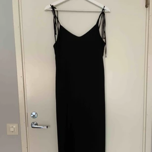  - Sidenliknande klänning från &other stories! Med tunna band som man knyter över axlarna. Endast använd ca tre gånger. Faller väldigt fint! Frakt tillkommer.