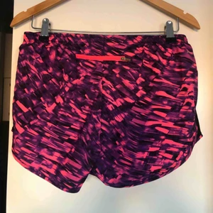 - Nike träningsshorts i storlek S, sparsamt använda