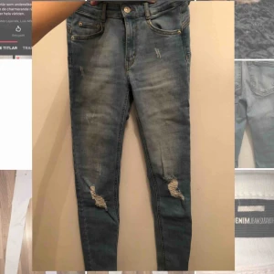  - Push up jeans från PULL&BEAR. Köpt för cirka 2 år sen och är jättefina och sparsamt använda. Säljs pga att dom blivit för korta för mina ben. Ger väldigt fin form✨
