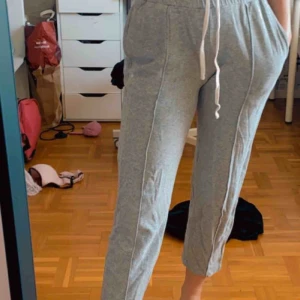  - Säljer mina ursnygga Stussy sweatpants då jag tyvärr växt ut de! Köpte från Junkyard förra året o endast använda ett fåtal gånger. Frakt ligger på 25 kr 