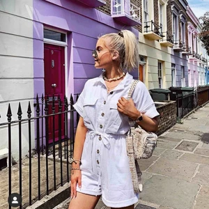  - Noella väska i modells Celia. Den är rosa/vit med skimrande paljetter. Stor och rymlig! Ny pris 800kr, mitt pris 400kr. Väskan är i väldigt bra skick, köptes i sommars och endast använd ett fåtal gånger.