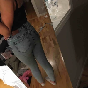 - Nakd jeans skitcoola säkert snygga om man klipper hål osv