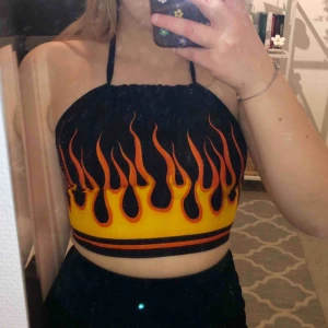  - Topp med flammor som knyts i nacken och ryggen! Köpt second hand så vet ej märke! Frakt tillkommer🔥