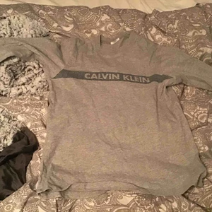  - Säljer billigt pga ett hål i axeln,inte alls stort 